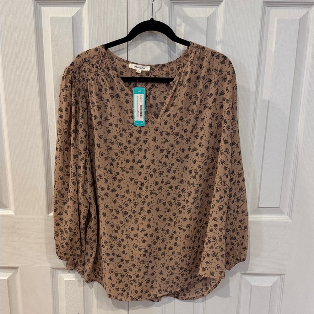 Chic Floral Blouse - Tan